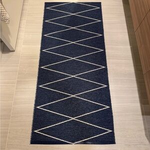 Pappelina Blue and White Diamond Pattern Mat